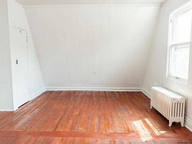 Building Photo - 2 Bedroom Single-Family Home, Newburgh