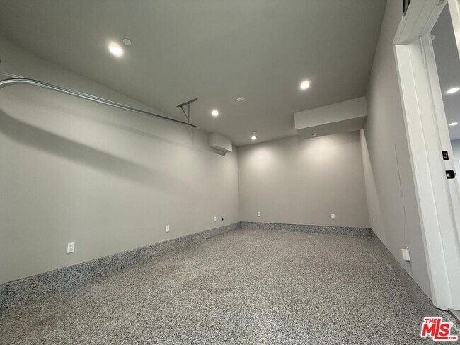 Building Photo - 9904 Laurel Canyon Blvd