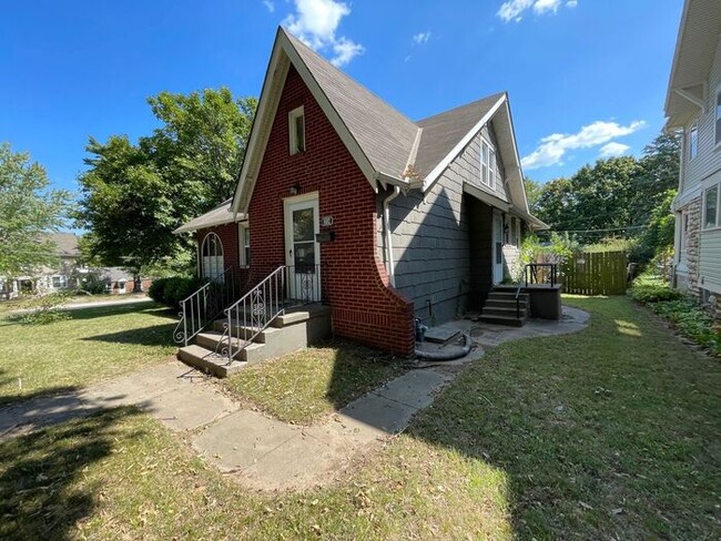 Building Photo - Charming 3 bedroom, 1.5 bathroom home in I...