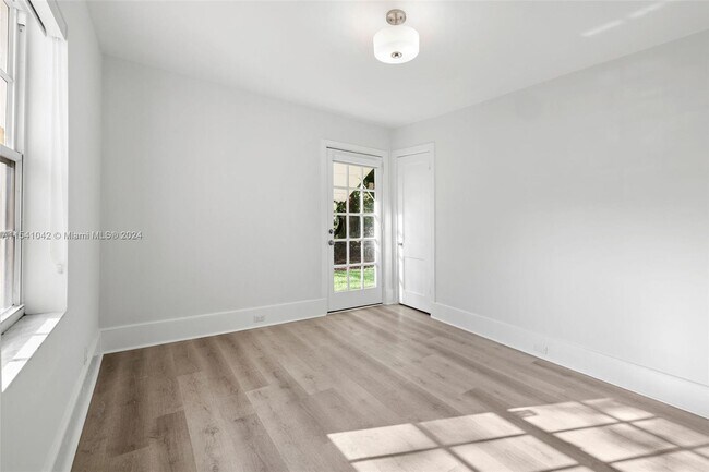 Building Photo - 1224 Country Club Prado