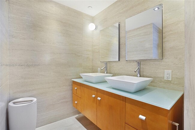 Building Photo - 1000 West Ave