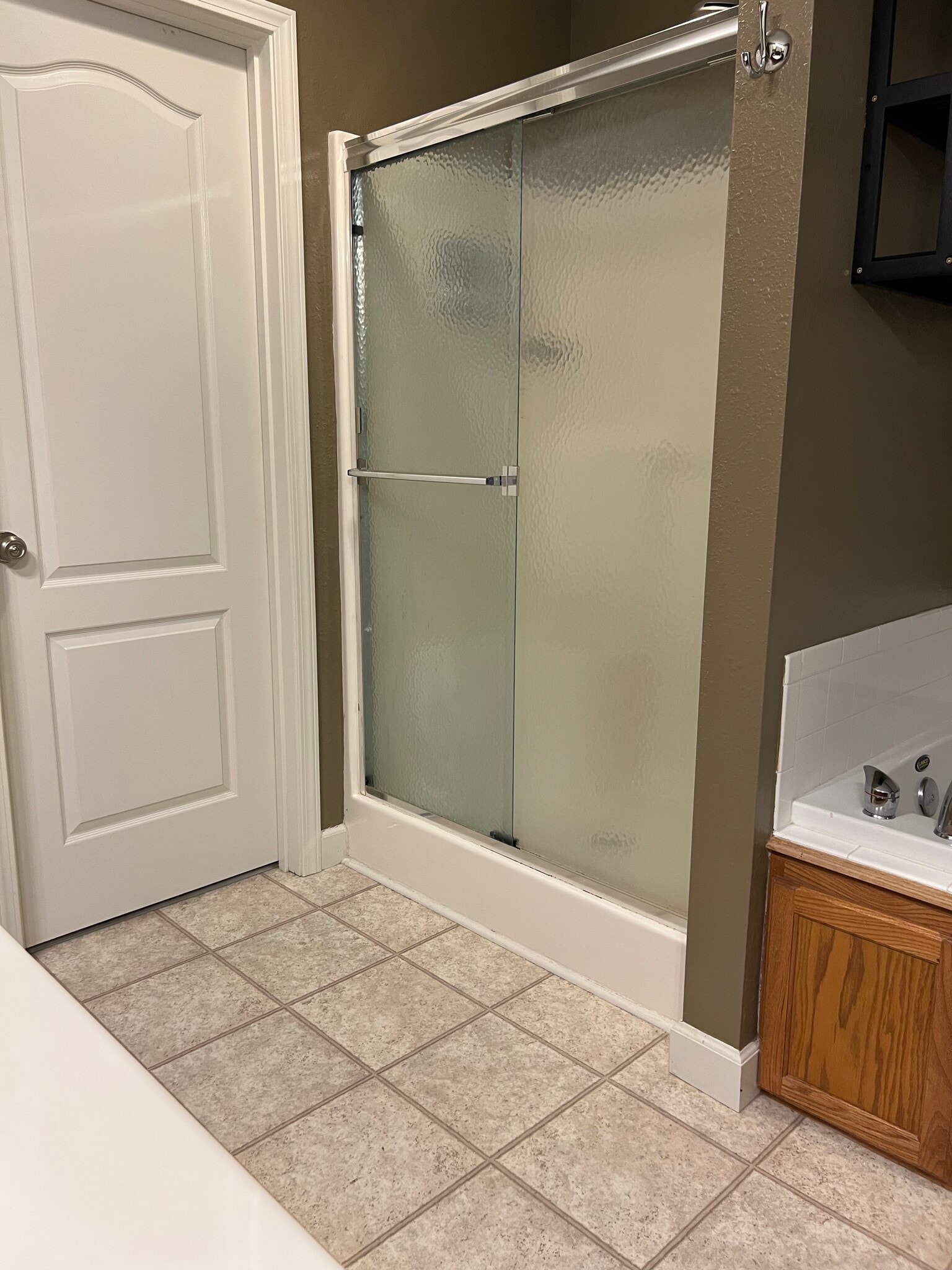 Master bathroom (upstairs) - 4701 Rainbow Trout Dr