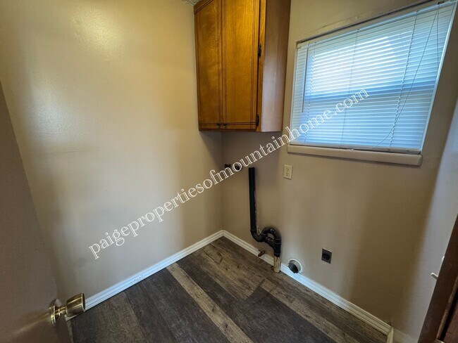 Building Photo - 1842 Buzzard Roost Rd