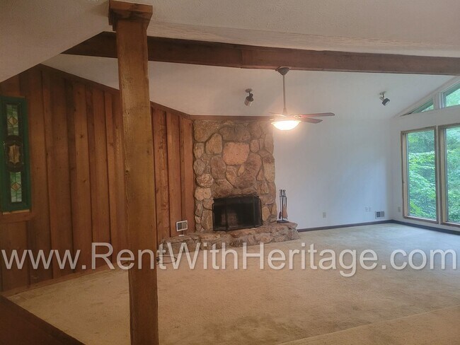 Building Photo - Charming Cabin Style Home on 1.3 Acres / F...
