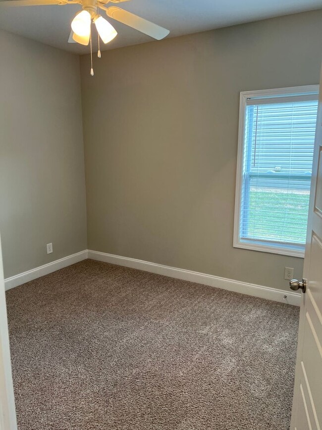 Building Photo - Spacious 4 Bedroom Home in Sango