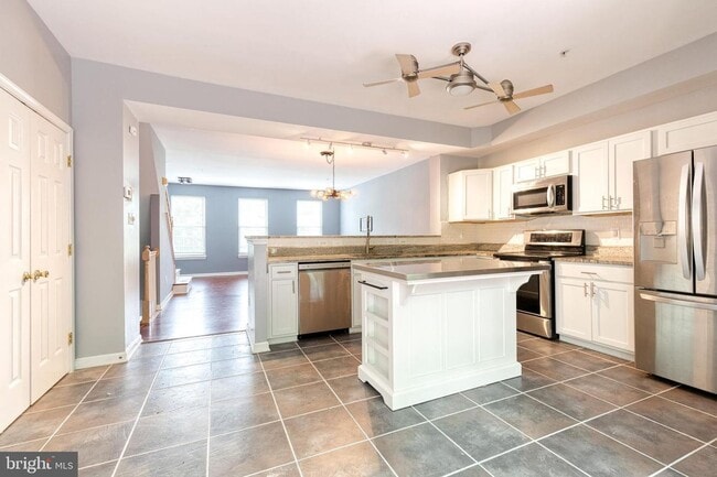 Building Photo - 3bd 2.5bth home nestled in the sought-afte...