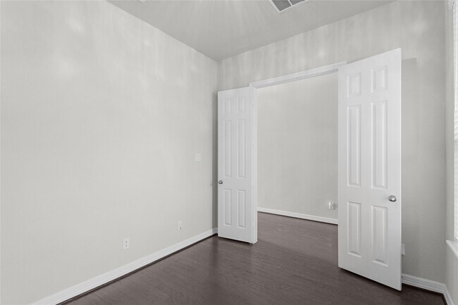 Building Photo - 6026 Lake Bridge Ln