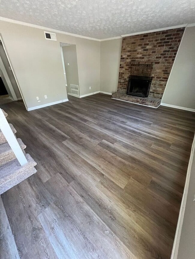 Building Photo - Ready to view now finally a 2 bedroom 1.5 ...