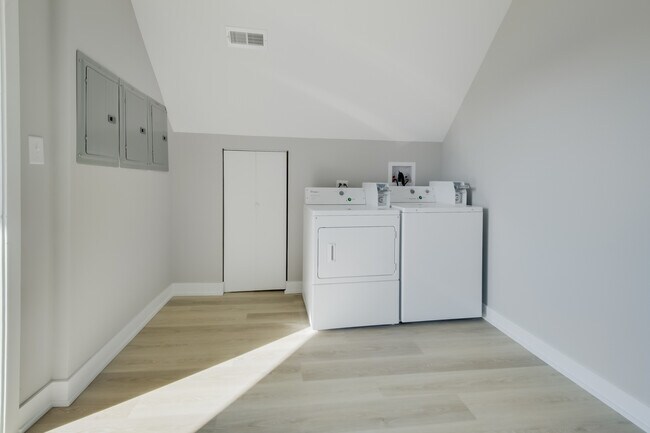 Building Photo - 2842 N Avers Ave