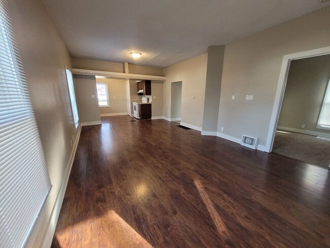 Building Photo - 2 Bedroom, 1 Bathroom home with front porch and fenced yard!