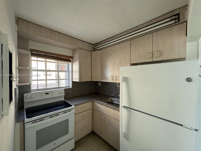 Building Photo - 945 W 23rd St