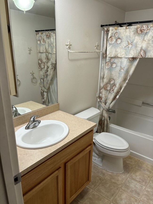 Building Photo - Move-In Ready 2BR/2BA Condo – Fully Furnished, AC, Washer/Dryer, Parking