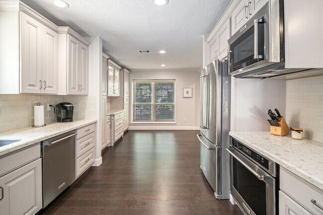 Building Photo - 743 Bison Dr
