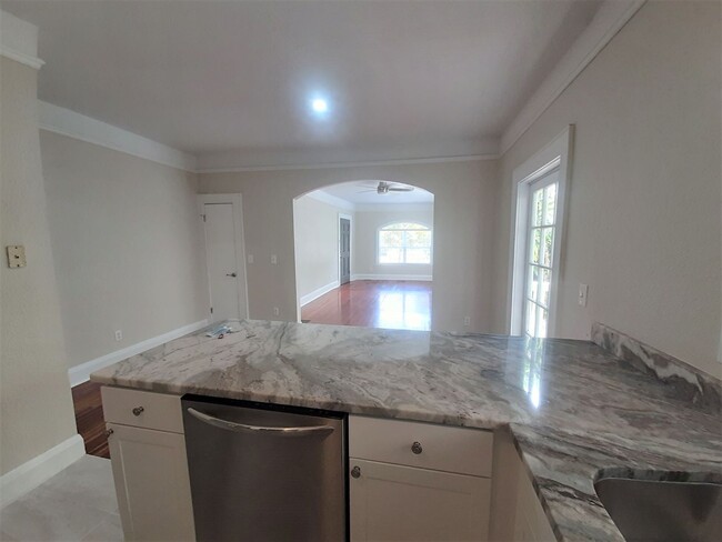 Building Photo - Adorable 2BD/1BTH 1st floor Condo in the H...