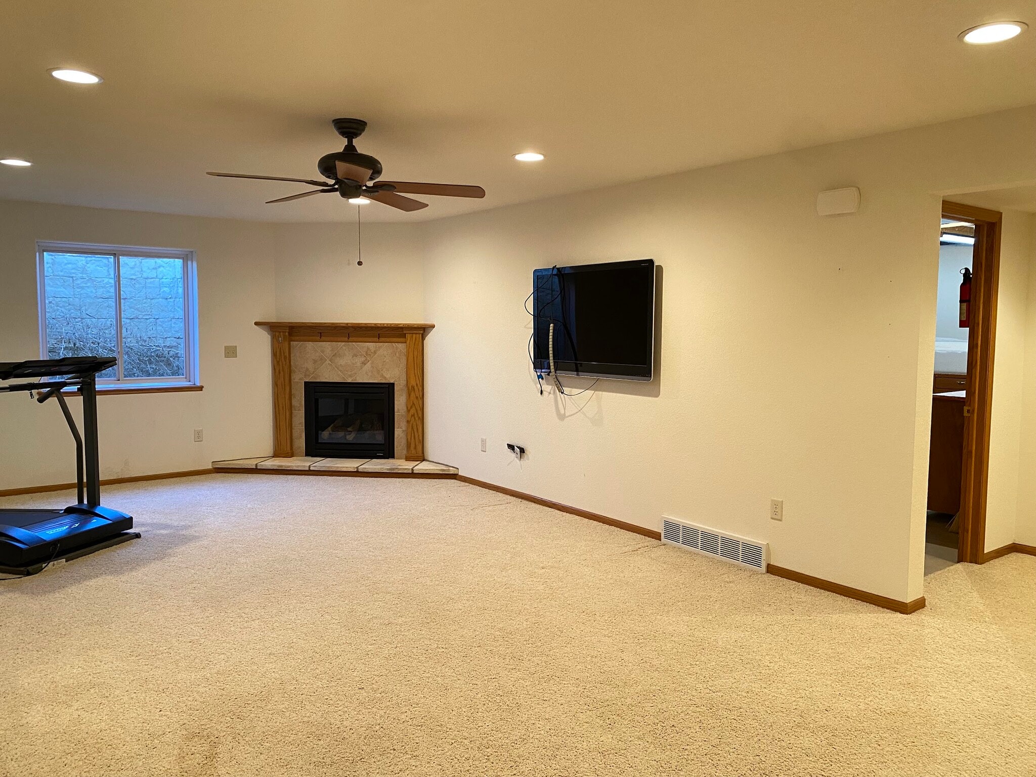 Building Photo - 303 Crestwood Ln