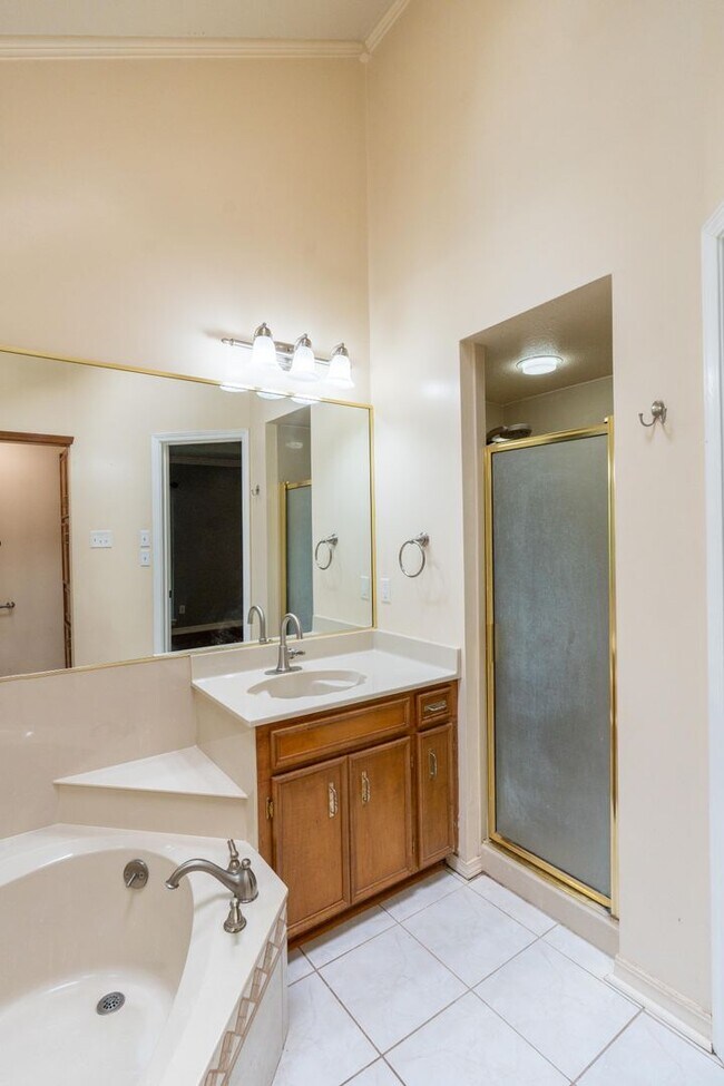 Building Photo - Charming 3 Bedroom Home in Dogwood Hills