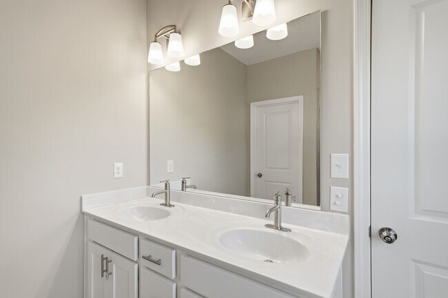 Building Photo - 318 Commons Ave