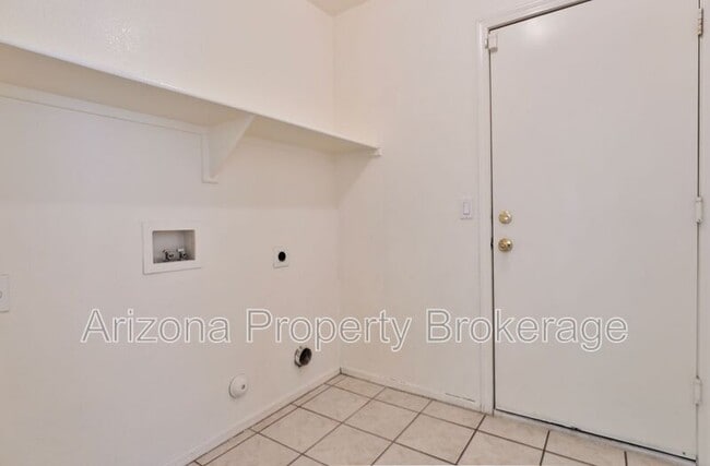 Building Photo - 1710 E Horseshoe Ave