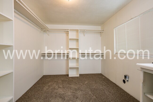 Building Photo - 1561 E 4945 S