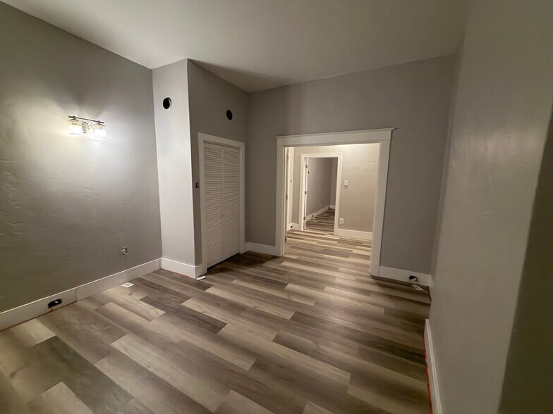 Building Photo - 907 Chartiers Ave