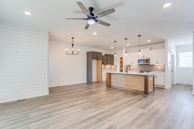 Building Photo - 8441 W 37th Ct N