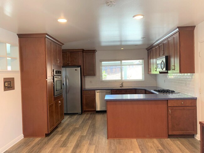Building Photo - ***BEAUTIFUL 3 BEDROOM, 2 BATH HOUSE AVAIL...
