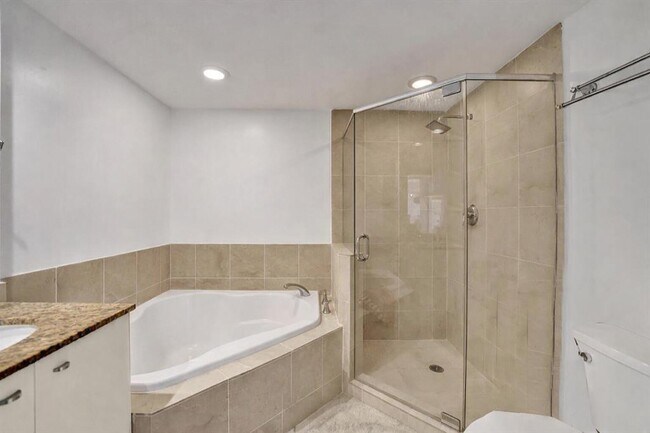 Building Photo - 610 W Las Olas Blvd