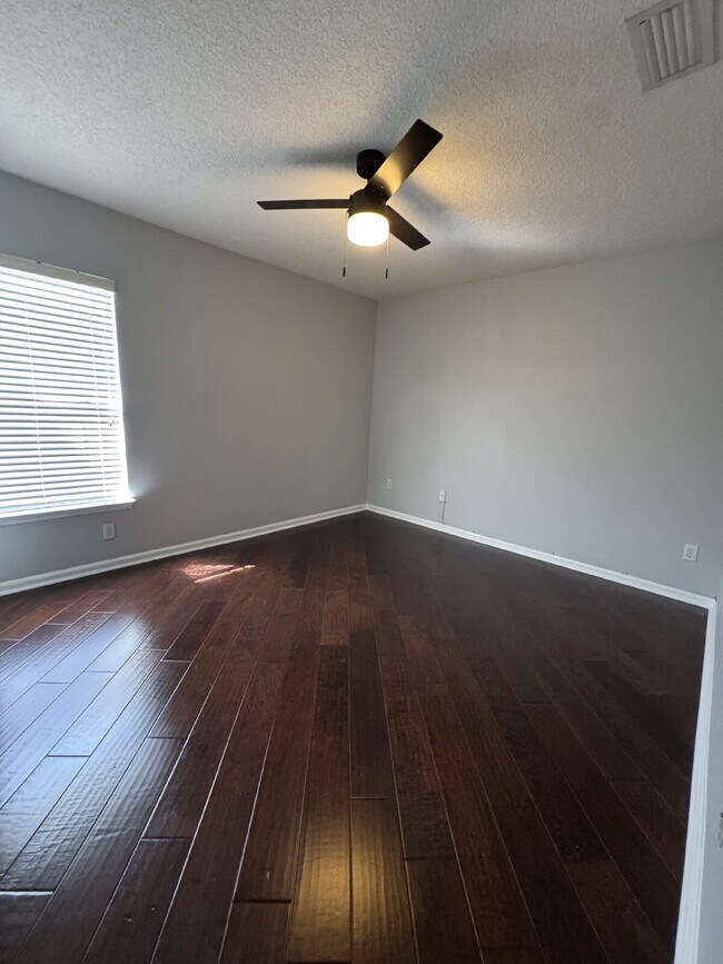 Building Photo - 4 bedroom 2 bath home with large fenced in...