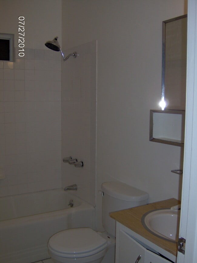Bathroom - 606 N Kenilworth Ave