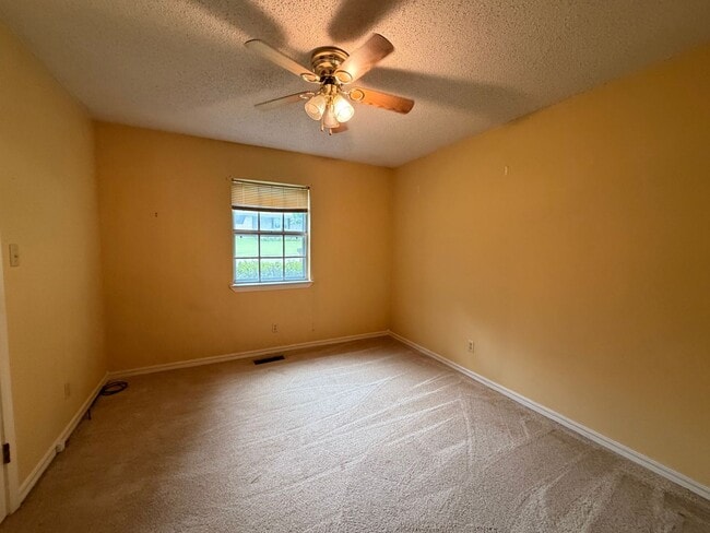 Building Photo - Discover a comfortable 3-bedroom, 2-bath home located on the west side of Russellville, AR.