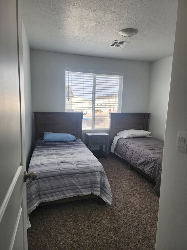 Building Photo - Northfield Townhome for Rent $1880 mo.