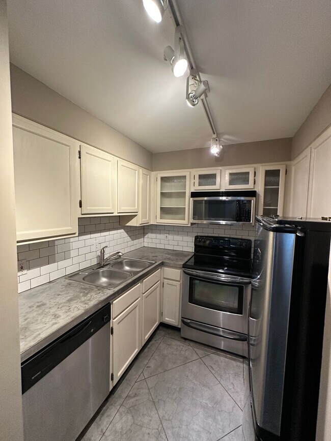 Building Photo - INCLUDES GARAGE PARKING AND INDOOR POOL! 1 BR/1 BA Downtown Memphis Condo in the Historic Claridg...