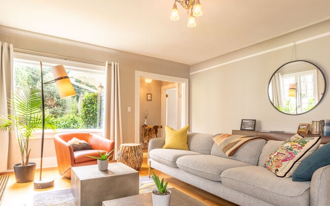 Building Photo - 1942 Boyer Ave E