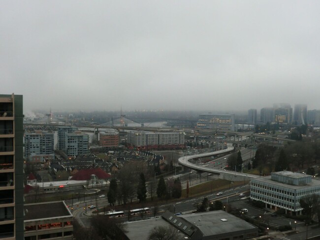 Building Photo - 16th Floor, River Views. Immaculate, Downt...