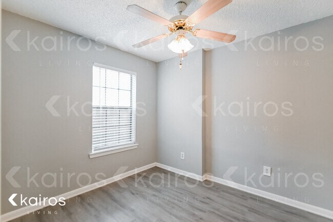 Building Photo - 820 Courtenay Pl