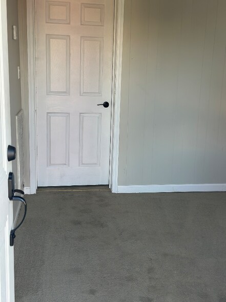 Building Photo - 138 Montrose Ave