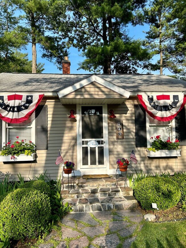 Building Photo - Your Cozy Off-Season Retreat