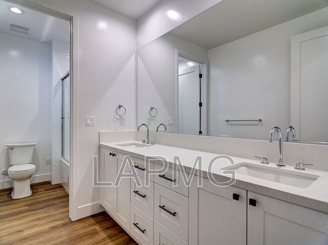 Building Photo - 5600 W 78th