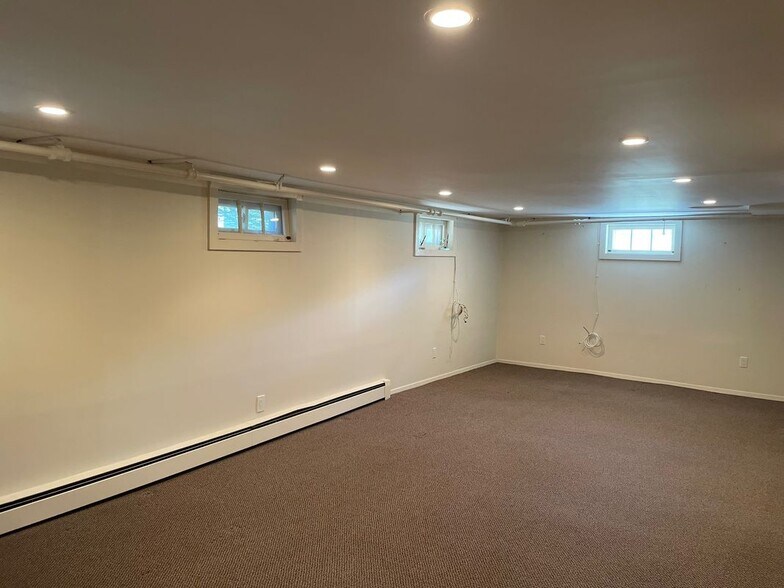 Building Photo - 20 Gainsboro Ln
