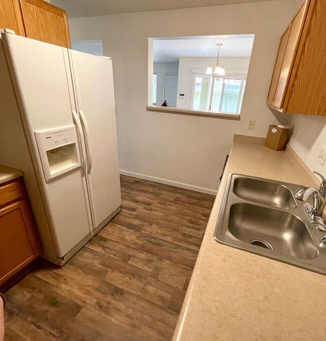 Building Photo - Townhome -2 bed 2.5 bath + bonus area