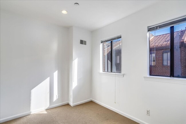 Building Photo - Updated townhome in popular Paper Mill Cou...