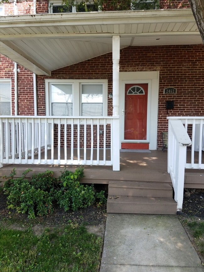 Building Photo - Charming 3 Bedroom/1 Bathroom Townhome in ...