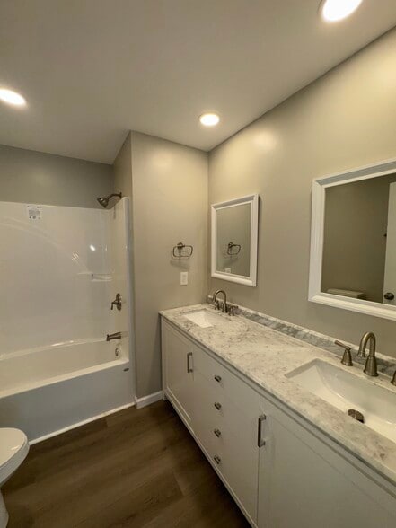Main bathroom - 306 Silver Run Rd