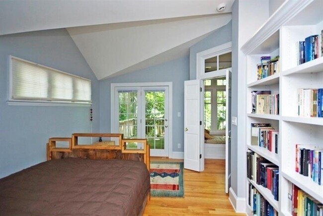 Building Photo - 412 Hilldale Dr