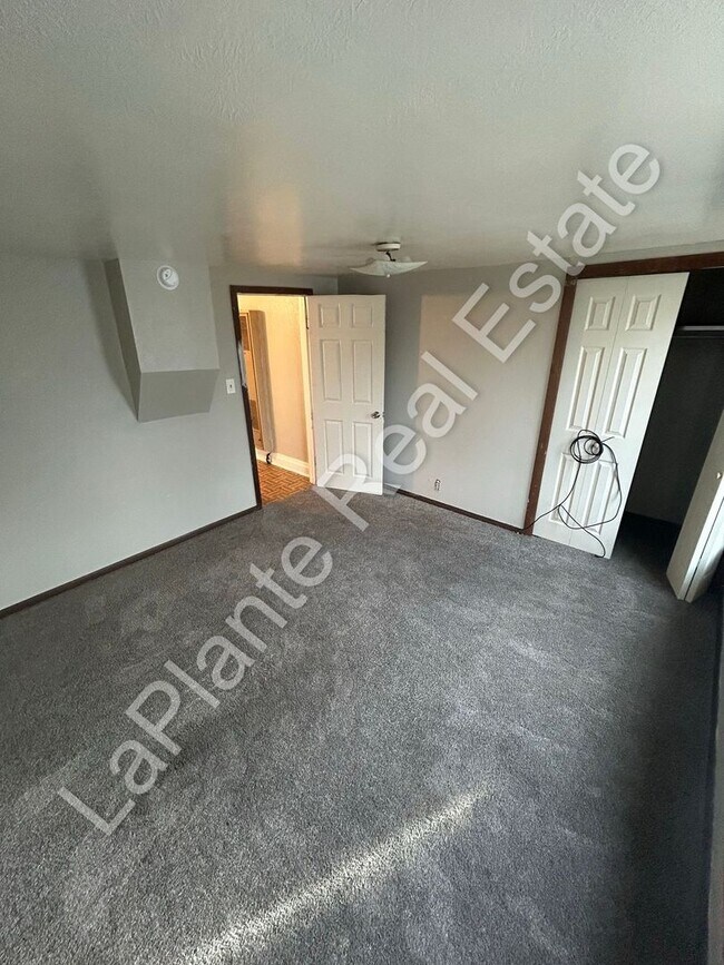 Building Photo - 1439 Vassar Dr