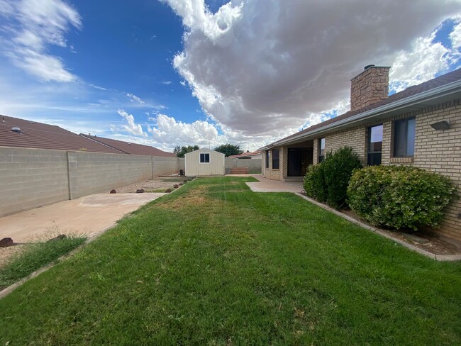 Building Photo - 3 bed 2 bath in nice neighborhood