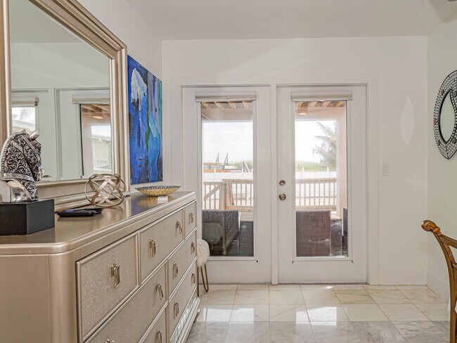 Building Photo - 12936 Jimmy Buffett Mem Hwy