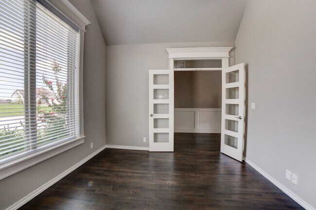 Building Photo - 424 E 129th Pl S