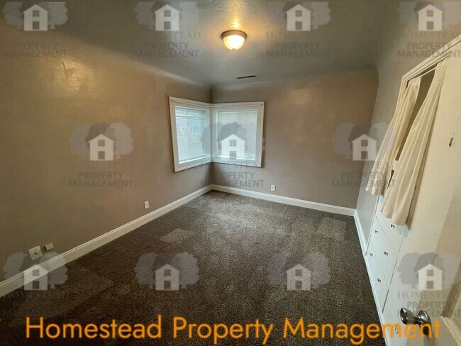 Building Photo - 660