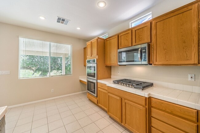 Building Photo - single story / 3 car garage / 3 bedrooms / 3 baths